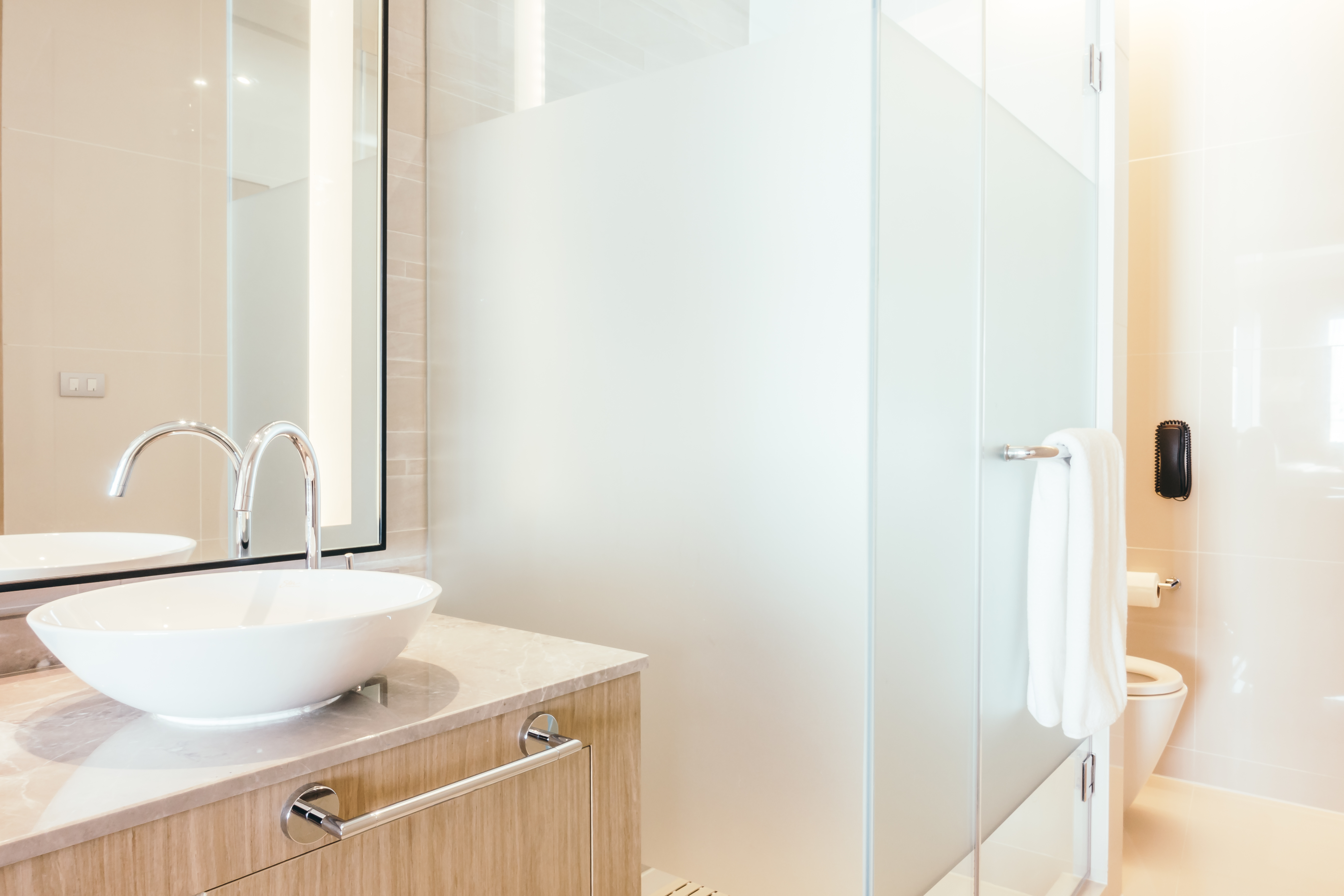 How to install glass doors in the bathroom